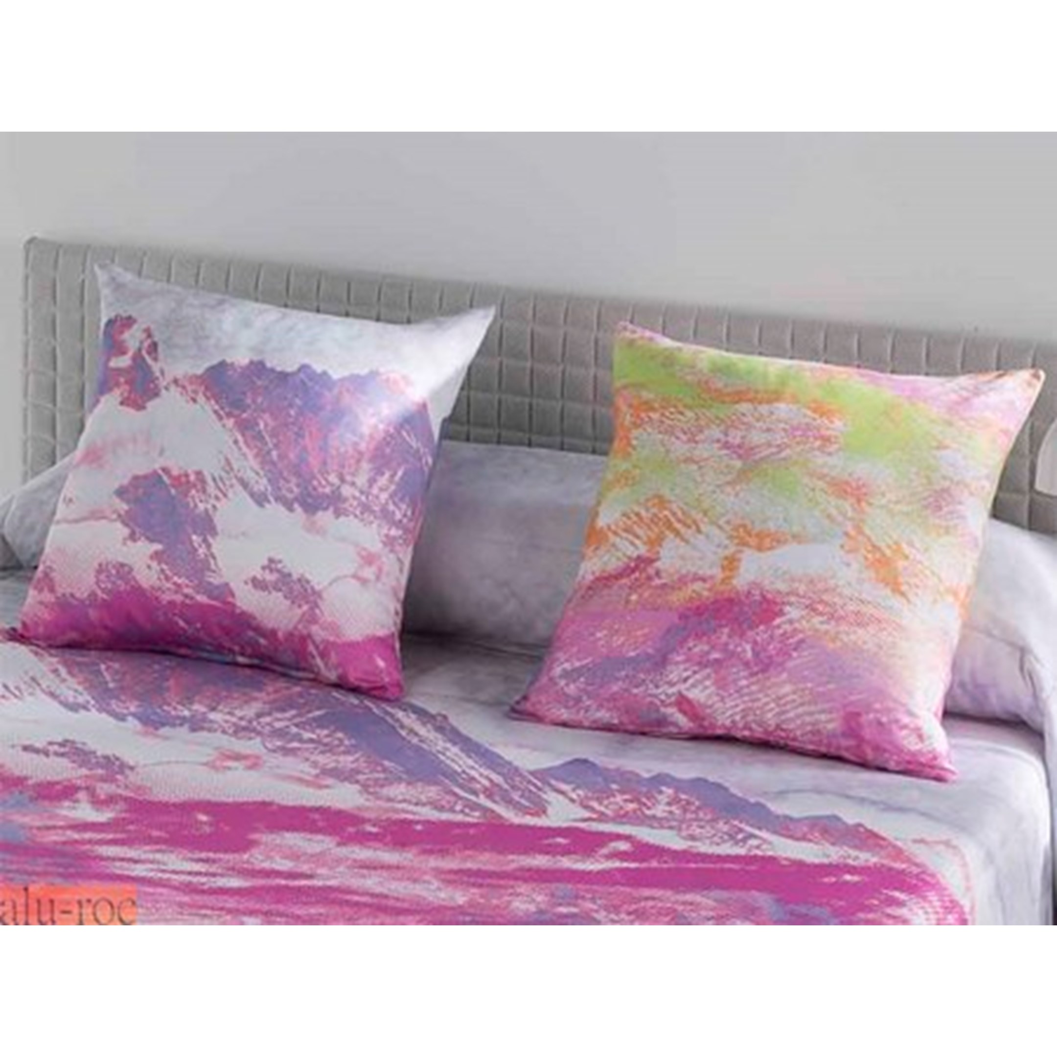 Ropa de cama juvenil con complementos de decoración coloridos 