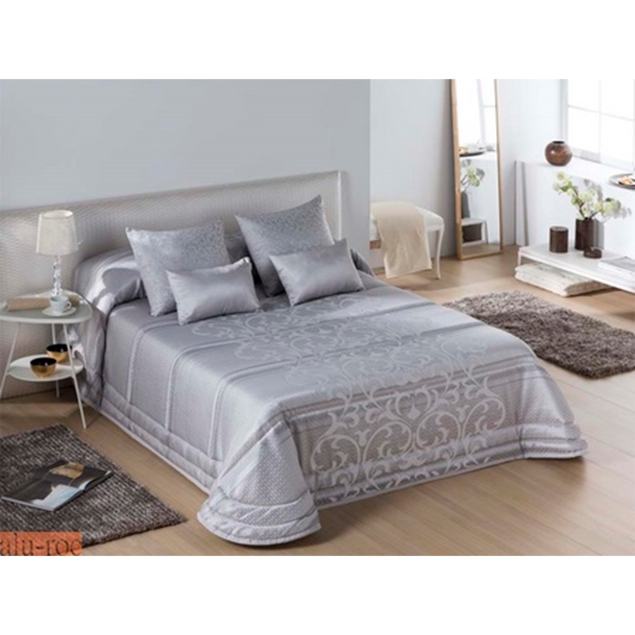 Ropa de cama elegante en colores satinados, plata y oro