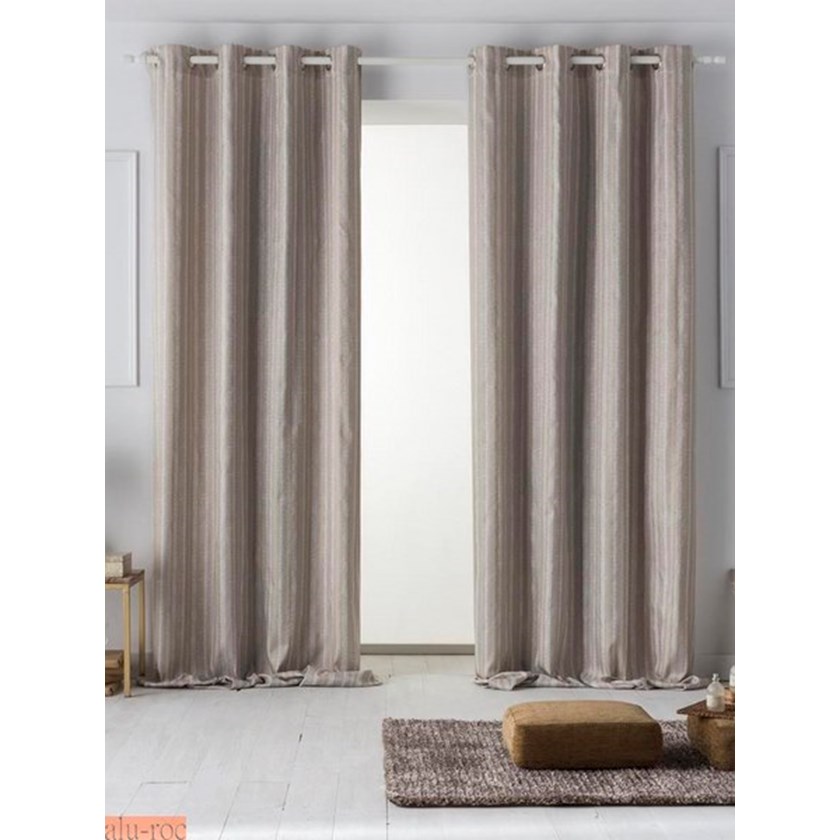 Cortinas elegantes a rayas que no pasan nunca de moda para un dormitorio elegante.