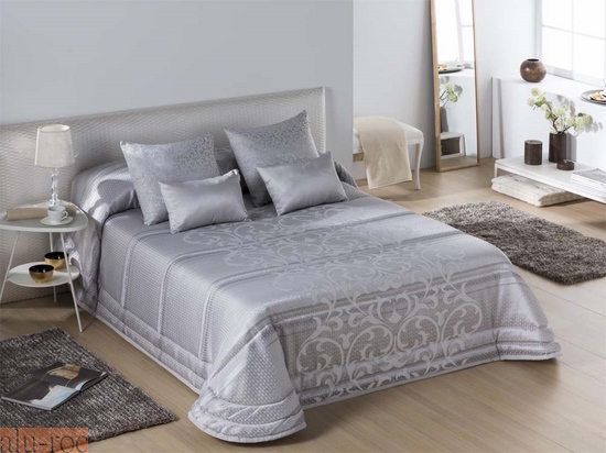 Ropa de cama elegante en colores satinados, plata y oro